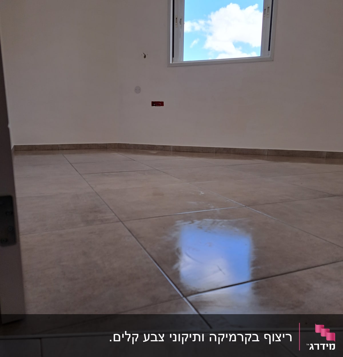 רצפה מרוצפת חדשה עם חלון פתוח